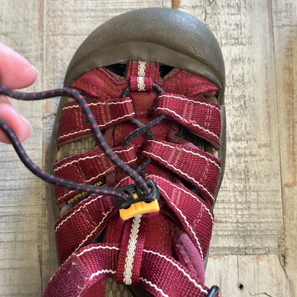 KEEN KIDS OUTDOOR BURGUNDY SANDALS SIZE 2 - Picture 9 of 10